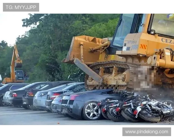 荷兰前国脚经历惊险四车连环撞击兰博基尼惨遭报废 荷兰前国脚经历惊险四车连环撞击兰博基尼惨遭报废